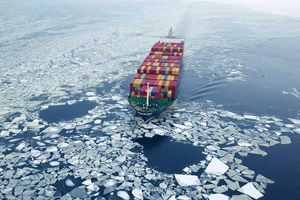 Containerschiff im Eismeer