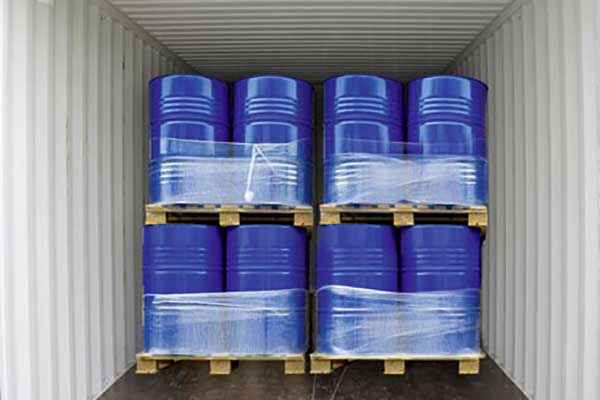 Foto-Montage: Gestapelte Chemiefässer im Container