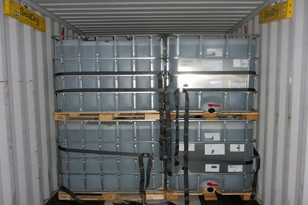 Mehrere IBC auf Paletten in einem Container