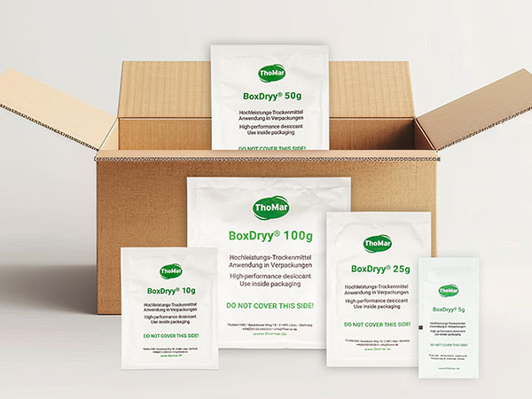 BoxDryy® Trockenmittelbeutel vor Karton Verpackung