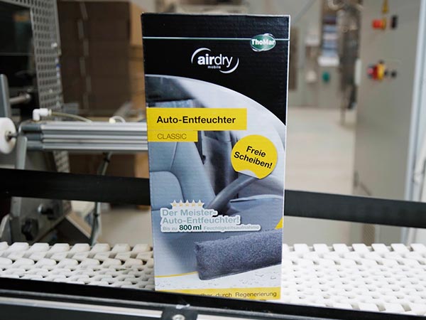 Verpackung eines airdry Auto Luftentfeuchters von ThoMar auf einem Förderband in der Produktion