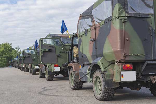 Kolonne mit Bundeswehr-Fahrzeugen