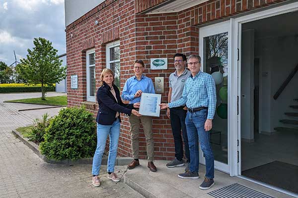 The picture shows Kathrin Ostertag (IHK Lübeck), Thomas Möller, Daniel Schuback and Martin Möller (from left) at the presentation of the anniversary certificate.