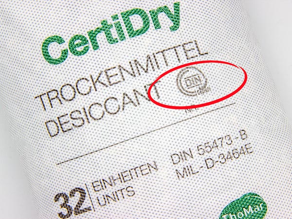 Markierte DIN-Kennzeichnung auf einem CertiDry Trockenmittelbeutel von ThoMar