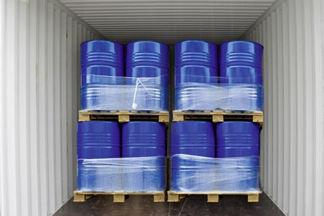 Transport von Chemiefässern im Seecontainer