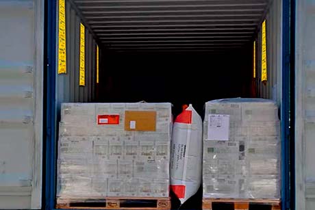Container loaded with pallets, dunnage bags and desiccants