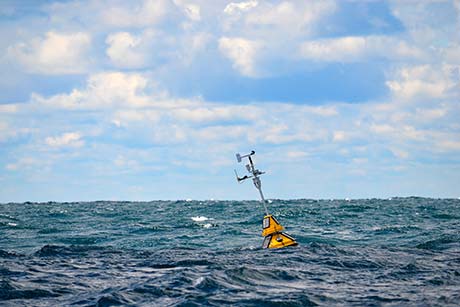 Schwimmende Messboje mit Messtechnik auf hoher See