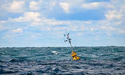 Schwimmende Messboje mit Messtechnik auf hoher See